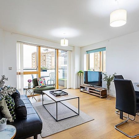 Trendy Queen'S Park Apartment With Views Across 伦敦 外观 照片