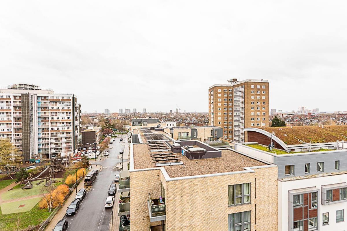 Trendy Queen'S Park Apartment With Views Across 伦敦 外观 照片