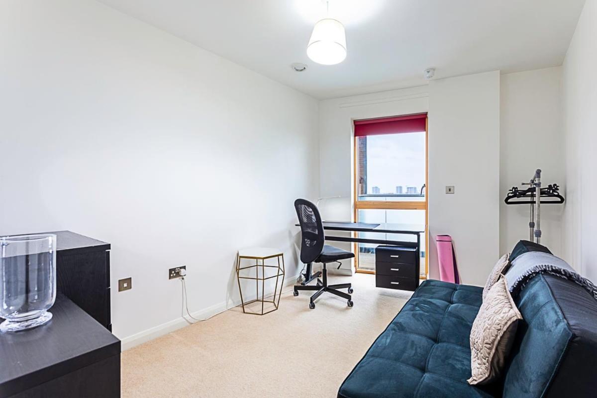 Trendy Queen'S Park Apartment With Views Across 伦敦 外观 照片