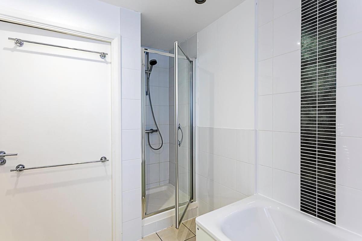 Trendy Queen'S Park Apartment With Views Across 伦敦 外观 照片