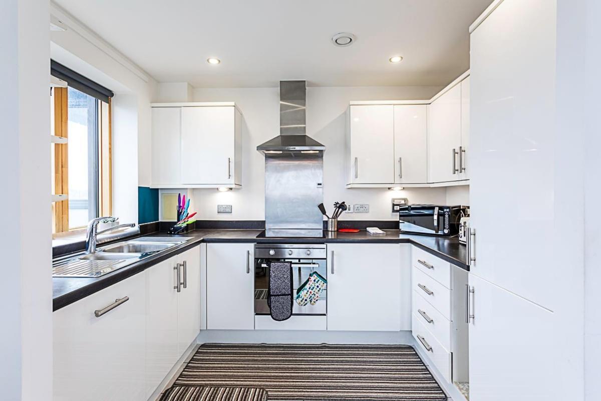 Trendy Queen'S Park Apartment With Views Across 伦敦 外观 照片