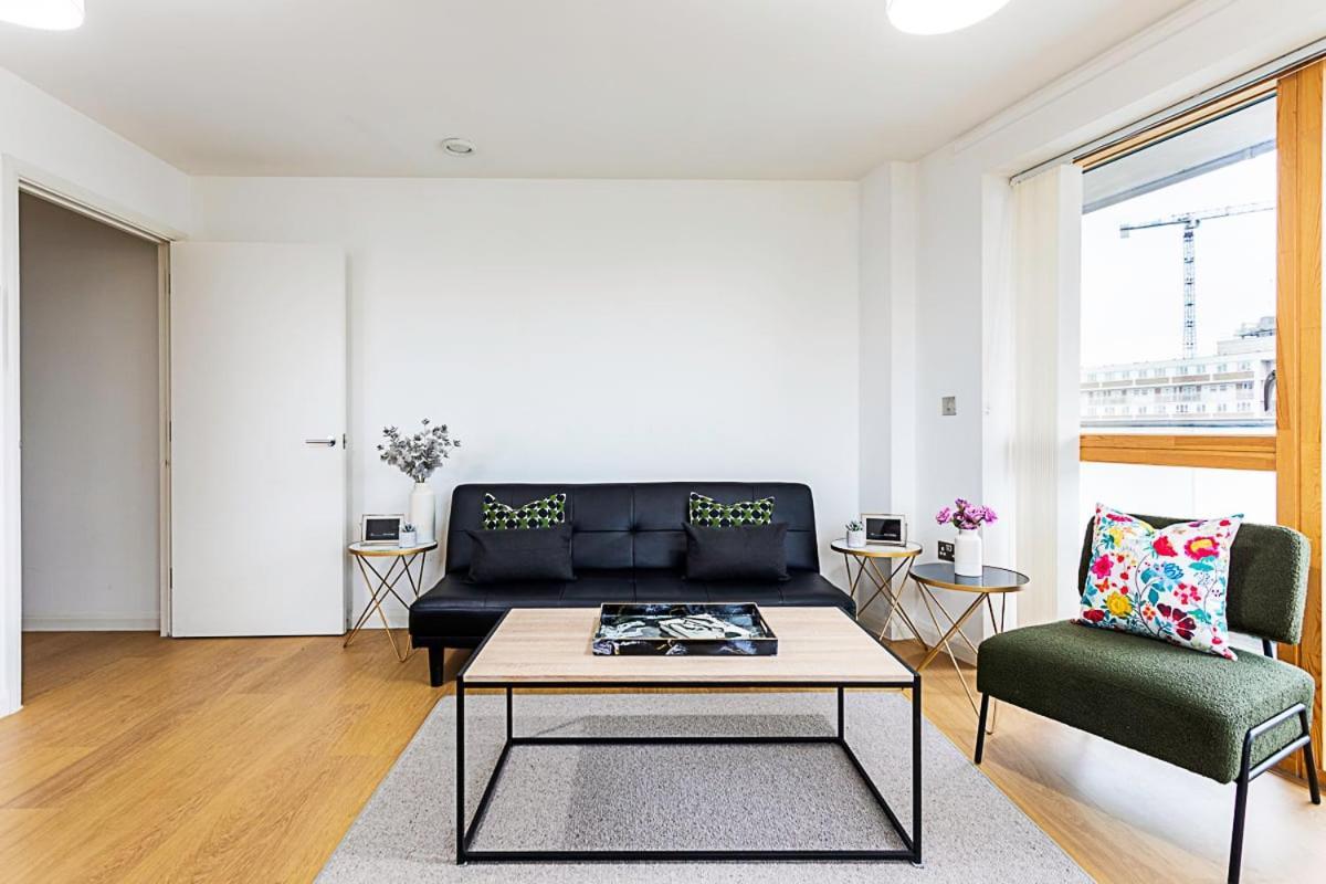 Trendy Queen'S Park Apartment With Views Across 伦敦 外观 照片